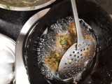 મેથીના ગોટા (Methi Gota Recipe In Gujarati)