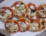 صورة لخطوة 3 من وصفة ميني 🍕 بيتزا