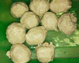 Foto langkah ke 1 dari resep Sup Kacang Polong Bakso.