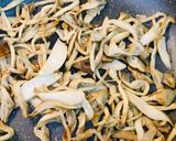 Hình bước làm 2 của món Canh chua nấm nấu sấu non