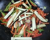Foto del paso 2 de la receta: Tallarines al wok de verduras