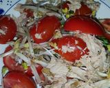 Foto del paso 8 de la receta: Ensalada con brotes, tomates y atún 