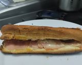 Foto del paso 4 de la receta: Sandwich🥖de jamón🥓🍯, queso🧀y salsa de piña🥐🥯🍍