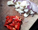 Foto langkah ke 1 dari resep Tumis kol goreng pedas.