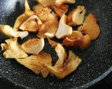 Foto del paso 2 de la receta Cardo con rebozuelos y salsa de almendras