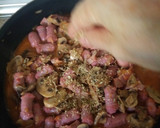 Foto del paso 5 de la receta: Saltenada de salchichas frescas con bacon y champiñón