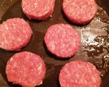 Foto del passaggio 4 della ricetta Mini hamburger su crema di peperoni