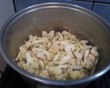 Foto langkah ke 2 dari resep 69. Sop ayam makaroni.