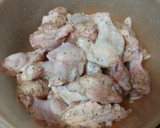 Foto del paso 1 de la receta: Jamoncitos de pollo adobado y asados en freidora de aire con papas arrugas