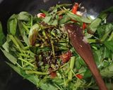 Foto langkah ke 3 dari resep Tumis Kangkung Saus Tiram.