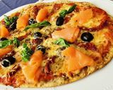 Foto del paso 5 de la receta: Pizza de Salmón, Gambas, tomate seco y aceitunas negras