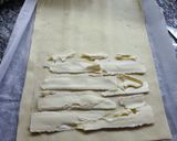 Foto del paso 3 de la receta: Empanada de pollo, brie, cebolla caramelizada y calabacín