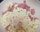 Foto langkah ke 3 dari resep Oseng Macaroni Smoke Beef.