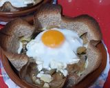 Foto del paso 6 de la receta: Cestitas integrales de huevo con cebolla, calabacín y rulo de cabra