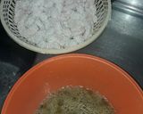 Foto del paso 2 de la receta: Camarones rebozados y fritos con bastoncitos de queso