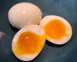 Hình bước làm 3 của món Luộc trứng lòng đào