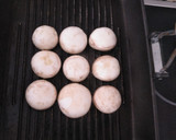 Foto del paso 2 de la receta: Champiñones rellenos sobre puré de patatas en cama de cebolla
