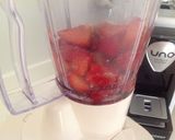 Foto del passaggio 1 della ricetta Smoothie fragole, mirtilli, kiwi, con goji e pinoli tostati