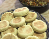 Foto del paso 1 de la receta: Pan árabe relleno de ensalada de surimi
