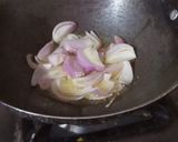 A picture of step 1 of Pyaz wali mirch.
