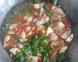 Foto langkah ke 5 dari resep Tumis Jamur Merang.