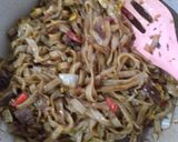 Foto langkah ke 5 dari resep Kwetiau Goreng Ala Solaria dengan Topping Daging Rendang.