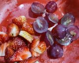 Foto langkah ke 1 dari resep Infused Water Strawberry Grape.