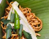 Foto langkah ke 4 dari resep Mie Goreng Bungkus Daun Ala Angkringan.