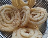 इन्स्टंट खुसखुशीत बटर चकली (butter chakali recipe in marathi) रेसिपी स्टेप 5 फोटो 