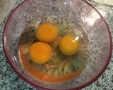 Foto del paso 4 de la receta: Torta de zapallitos rápida (con masa comprada) 🥧🥕🫑🧅