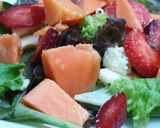 Foto del paso 3 de la receta: Ensalada con fresas, papaya, quesos roquefort y emmental🧀🧀