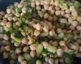 Foto del paso 3 de la receta: Garbanzos con salteado verduras y salmón fresco