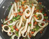 Foto del paso 1 de la receta: Arroz con calamares y langostinos