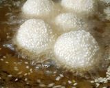 A picture of step 6 of Rice Sesame Sweet Balls.