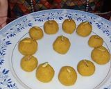 A picture of step 4 of Coconut mango balls.