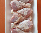 Foto del paso 2 de la receta: Muslitos de pollo guisados con setas