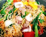 Hình bước làm 5 của món Mì gói xào mực,thịt bò và rau củ