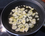Foto del paso 2 de la receta: Ensalada de escarola con ajitos fritos