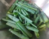 ผัดเส้นก๊วยเตี๋ยวแบบอีสานกับหมูทอดกระเทียม วิธีทำสูตร 5 รูป