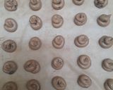 Foto langkah ke 3 dari resep Kue Siput Sagu Cokelat.