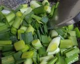 Gambar langkah 1 resipi Leek/Daun Bawang Cina Goreng Telur.