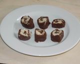 A picture of step 8 of 5minutes snack No Bake Swiss Roll.