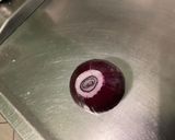 Une image de l'étape 1 de Sauce salade épicée à l'oignon rouge et persil.
