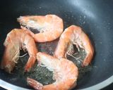 รูปขั้นตอนการทำที่ 2 ของ กุ้งผัดพริกเกลือ
