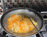 Foto langkah ke 3 dari resep Bihun Wortel Isian Pastel.