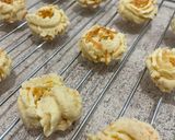 Foto langkah ke 8 dari resep Cookies Sagu Keju Lumer n Crunchy By Tintin Rayner.