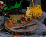 Foto del paso 17 de la receta: Tarta "Monstruo Halloween" con colorantes paso a paso