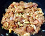 รูปขั้นตอนการทำที่ 2 ของ หมูนุ่มผัดกระเทียม2พริก(สายโขลก)