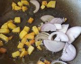 Gambar langkah 2 resipi Telur Hancur bersama Ikan Bilis Kentang.