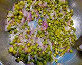 A picture of step 4 of Breadvada or Aloo bonda.